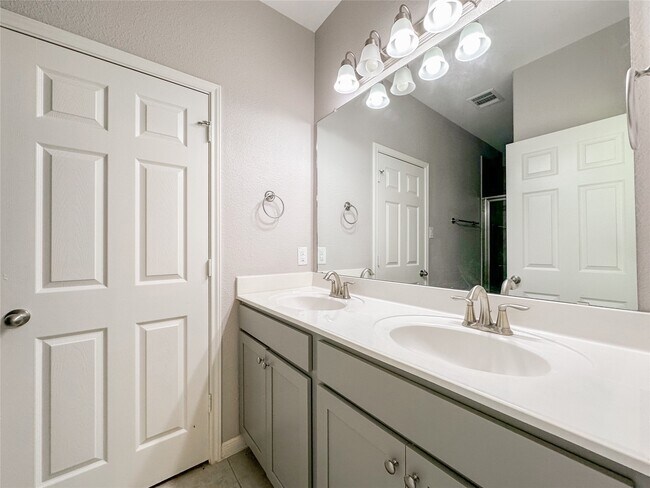 Building Photo - 125 Camelot Pl Ct