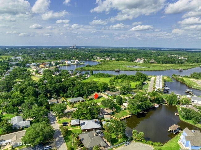 Building Photo - 3 BD 2 BA Home in the Bayou View School Di...