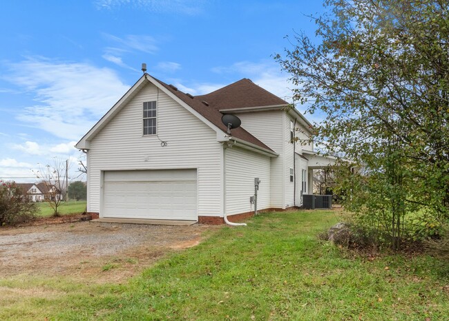 Building Photo - Lovely Single Family Home with Land