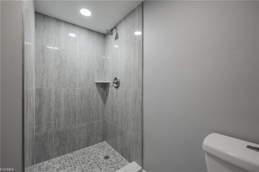 Building Photo - 2244 Winkler Ave