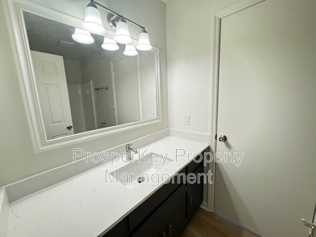 Building Photo - 205 25th St