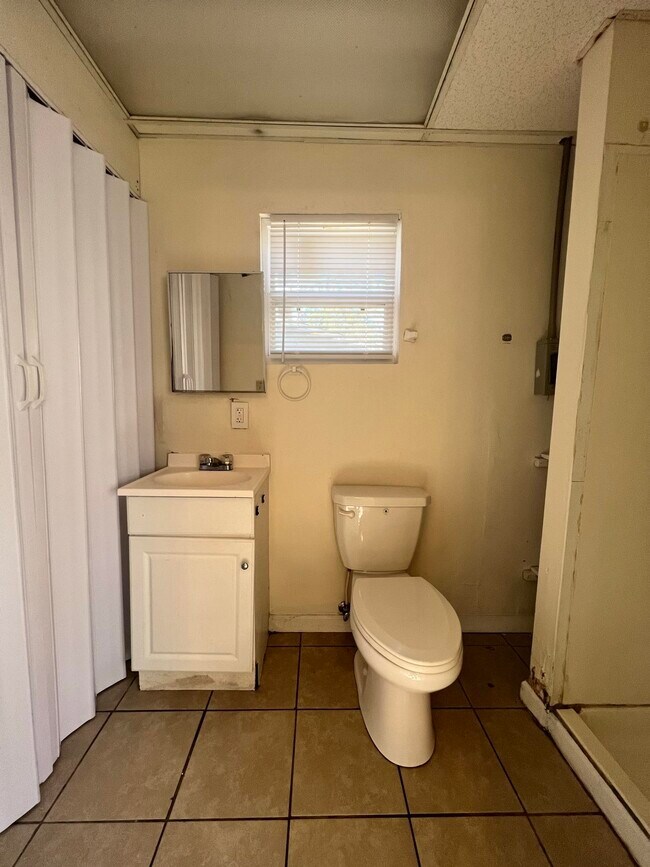 Building Photo - 3422 Miami Dr