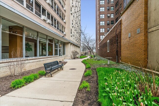 Building Photo - 3950 N Lake Shore Dr