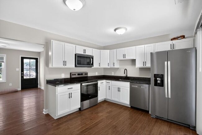 Building Photo - 43215 Riverside Dr