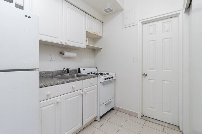 Building Photo - 1566 2nd Ave