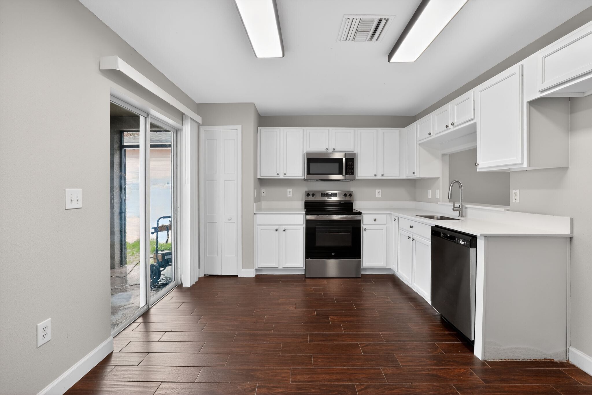 Building Photo - 10629 Shady Preserve Dr