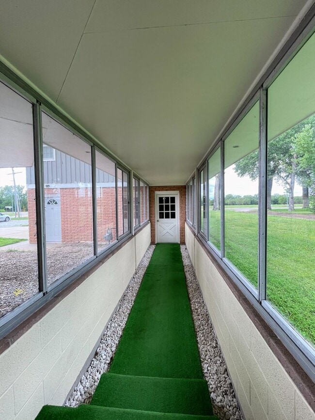 Building Photo - Spacious 2-Bed 1-Bath House