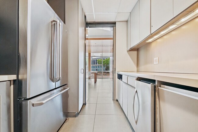 Building Photo - 77 HUDSON St