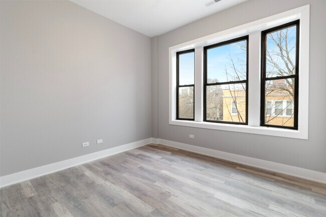 Building Photo - Beautiful, Updated, Spacious 2b/2bth Ukrainian Village, Avail 6/1