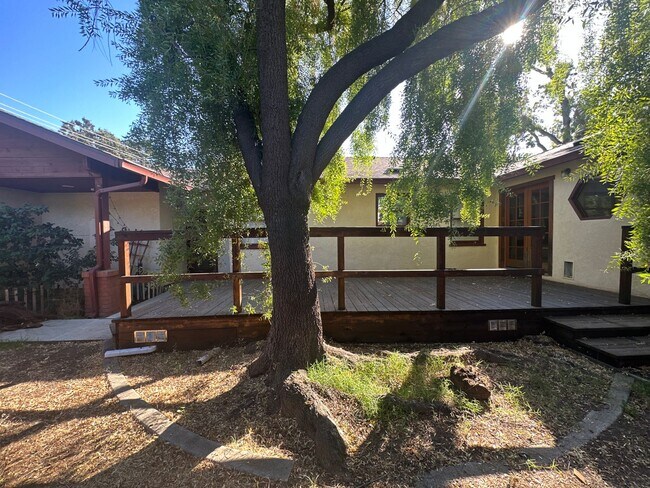 Building Photo - 406 N Santa Cruz Ave