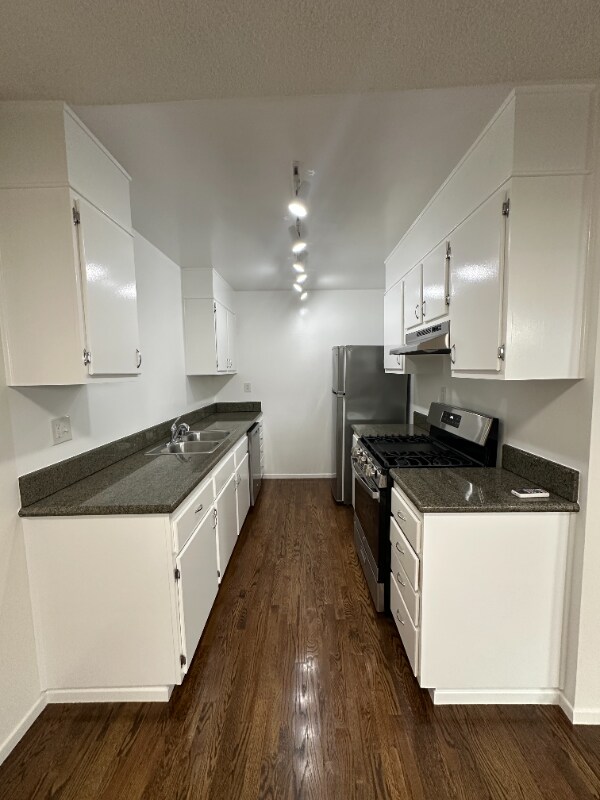 Building Photo - 1262 Granville Ave