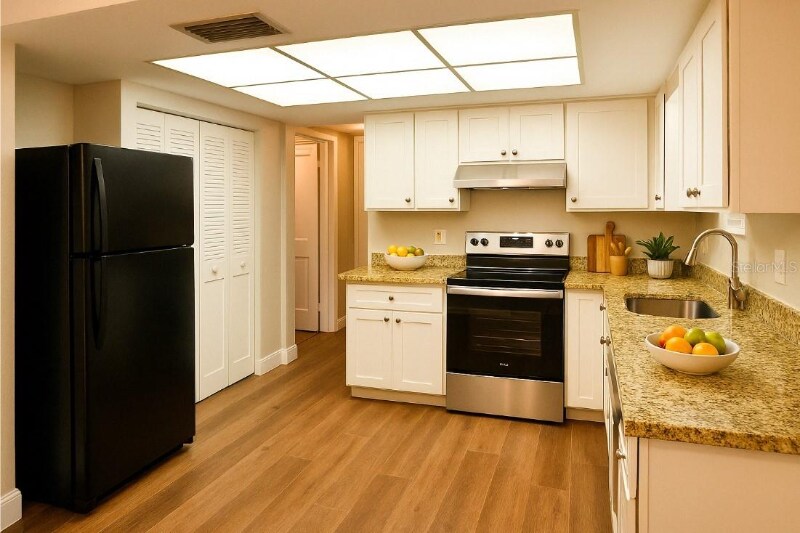 Building Photo - 7435 Hollyridge Dr