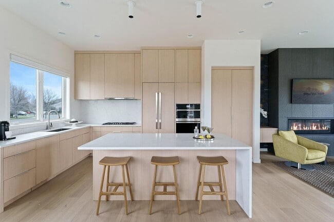 Building Photo - 4Bed 3.5 Bath - Views - Studio