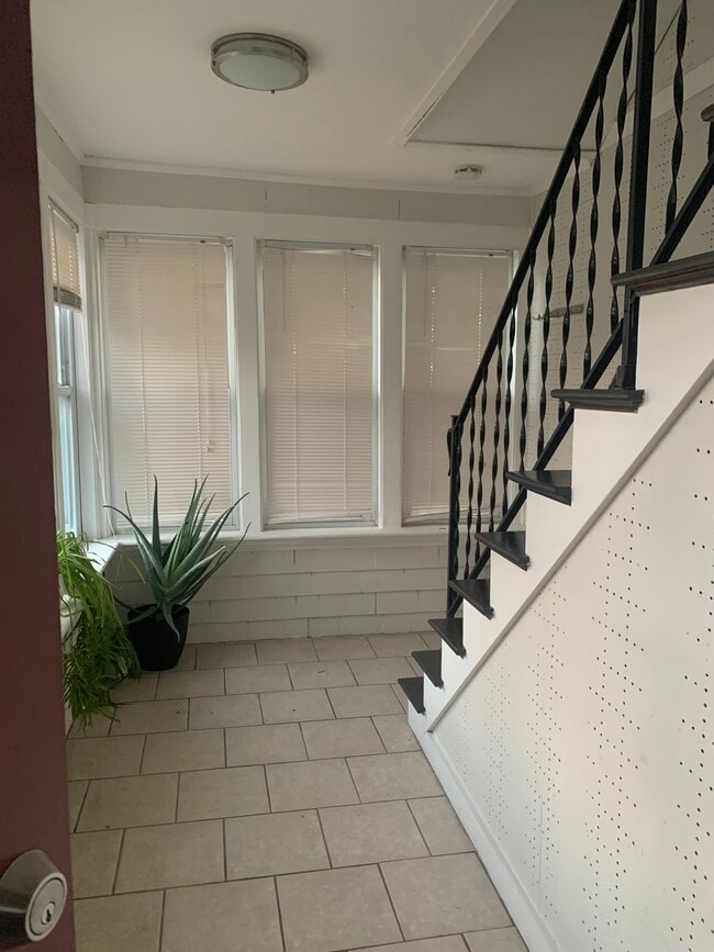 Building Photo - 16 Hillcrest Cir