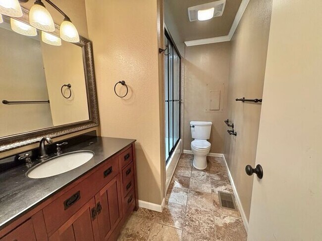 Building Photo - Available Now! Updated 3 Bed 2 Bath in Tyler!