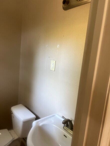 Building Photo - 416 E Cedar St