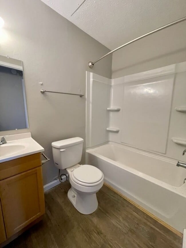 Building Photo - NORWALK - 1 Bedroom Move-In Ready!