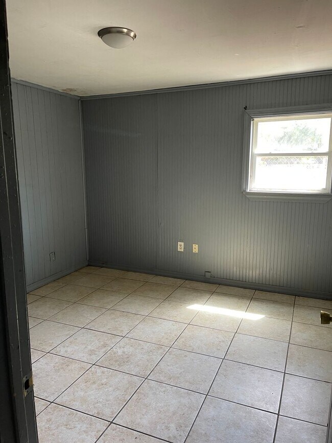 Building Photo - 405 W 76th St