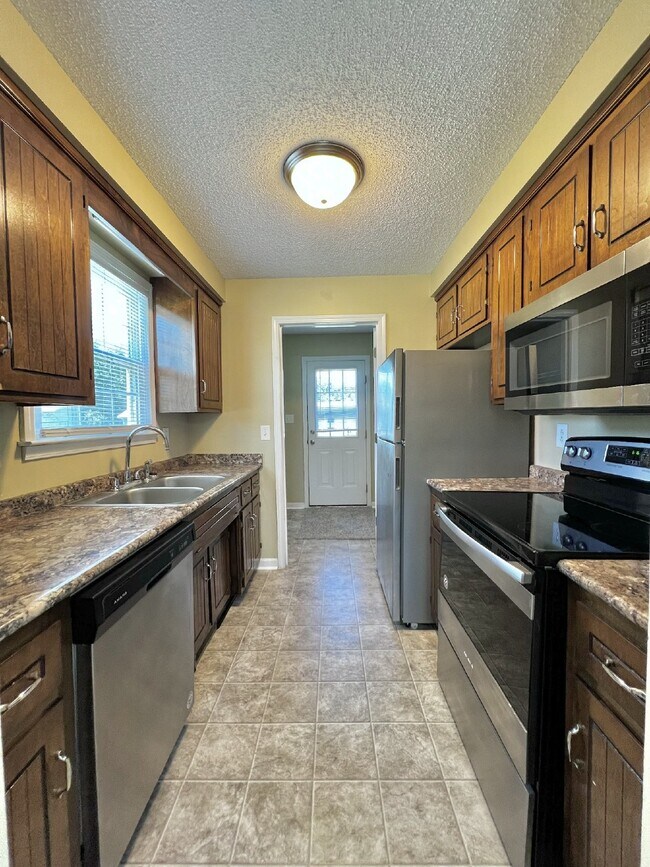 Building Photo - 562 Jacquie Dr