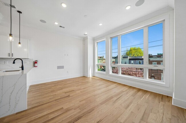 Building Photo - 169 Bowers St