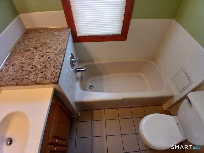 Building Photo - 652 High St