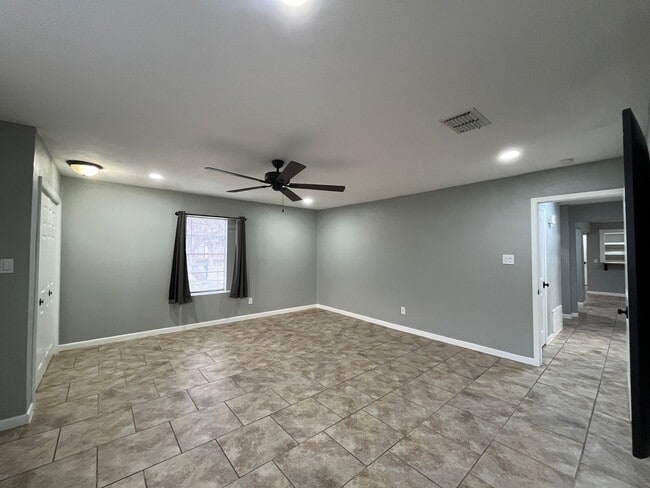 Building Photo - UPDATED HOME WITH BONUS ROOM