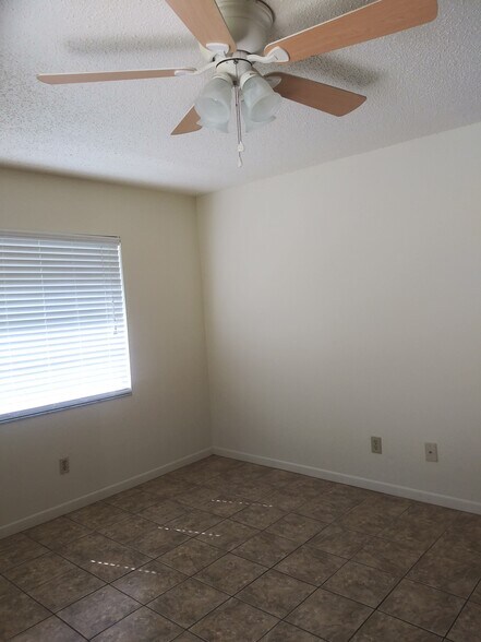 Building Photo - 415 NE 27th Ave