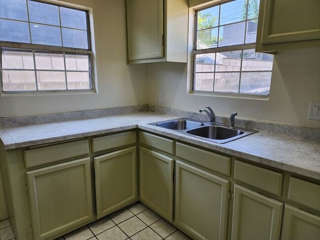 Building Photo - Charming 3 Bedroom / 2 Bathroom Home with ...