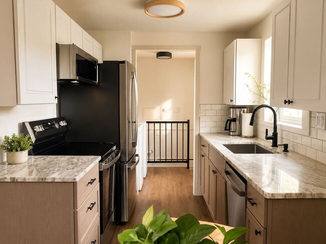 Building Photo - Fully Furnished 3BR | Renovated | All Utilities Included | Ideal for 30+ Day Stays