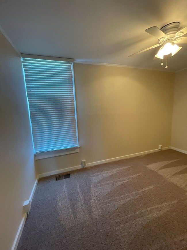 Building Photo - Spacious 3-Bed Home with Large Front & Backyard – Quiet Madera Living