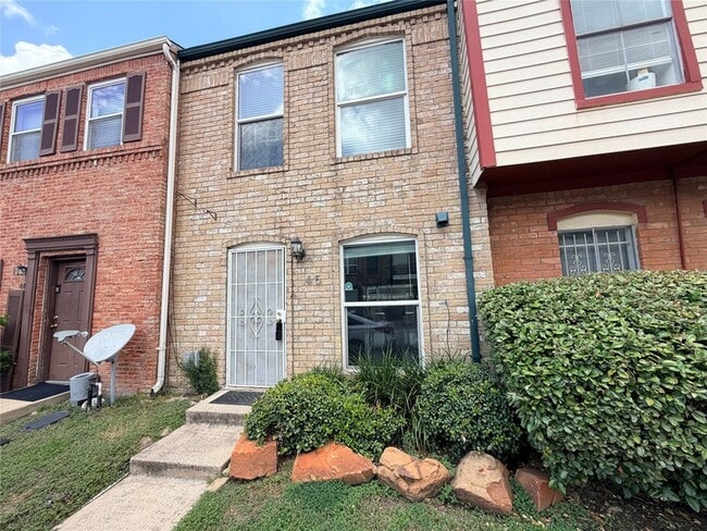 Building Photo - 7700 Creekbend Dr
