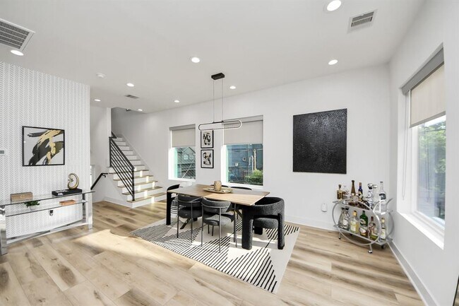 Building Photo - 1044 W 17th St