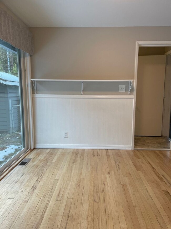 Building Photo - 4Bd/2Ba Shoreline House