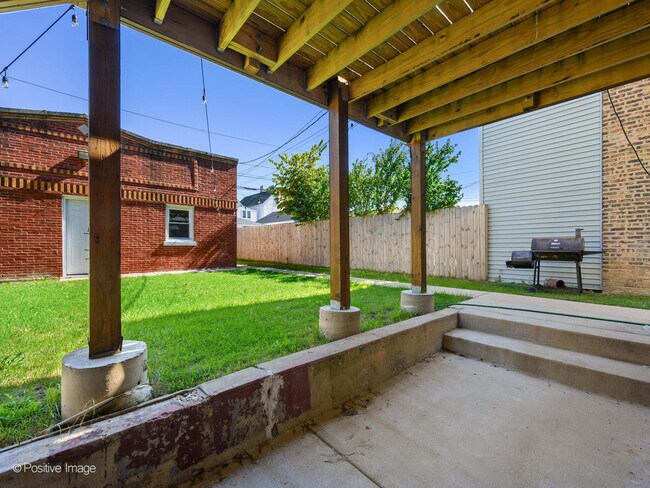 Building Photo - 2441 N Harding Ave