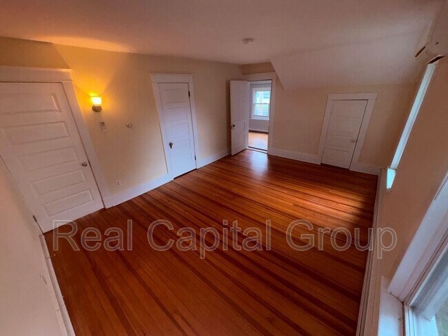 Building Photo - 376 Kenwood Ave