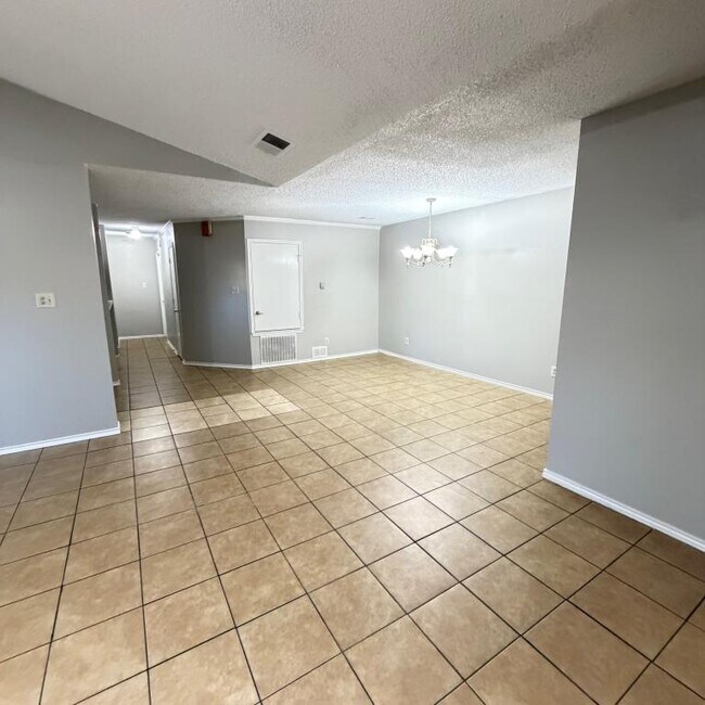 Building Photo - 2640 Glenmore Dr