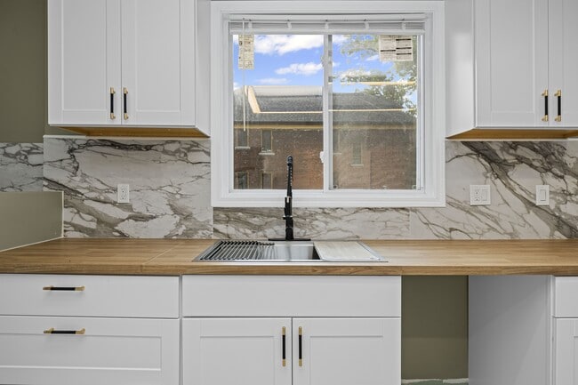 Building Photo - 520 Smith St