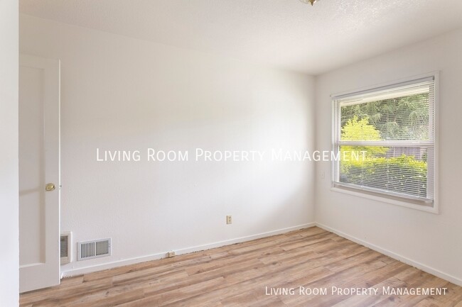 Building Photo - Mid-Century Home in the Heart of Overlook