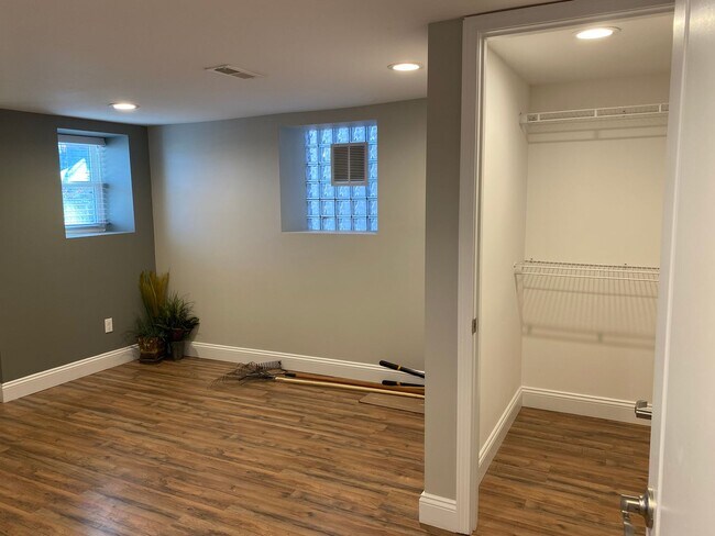 Building Photo - Renovated Hill Home for Rent!