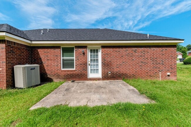 Building Photo - $1,395 - 3 bed/2 bath house for rent, fully renovated!