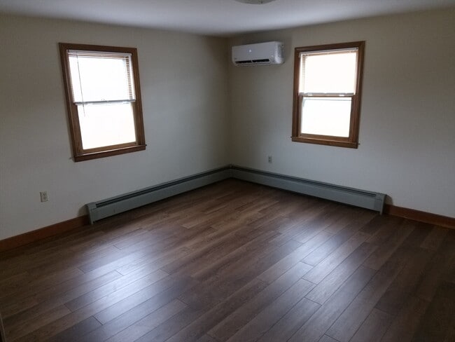 Building Photo - 121 King Philip Rd