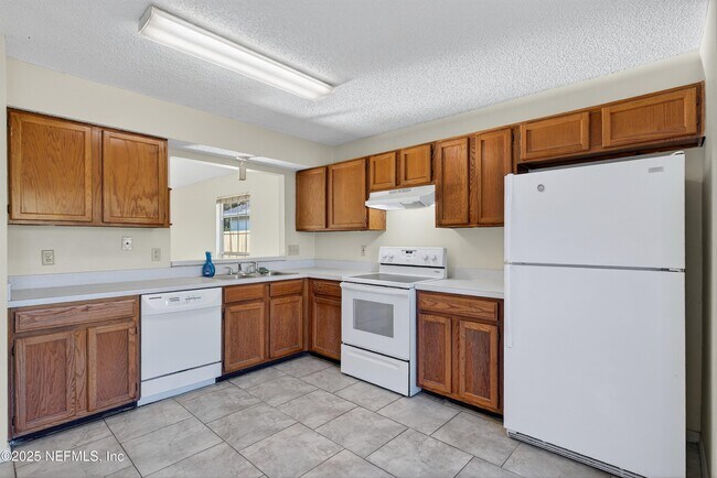 Building Photo - 11170 Wandering Oaks Dr