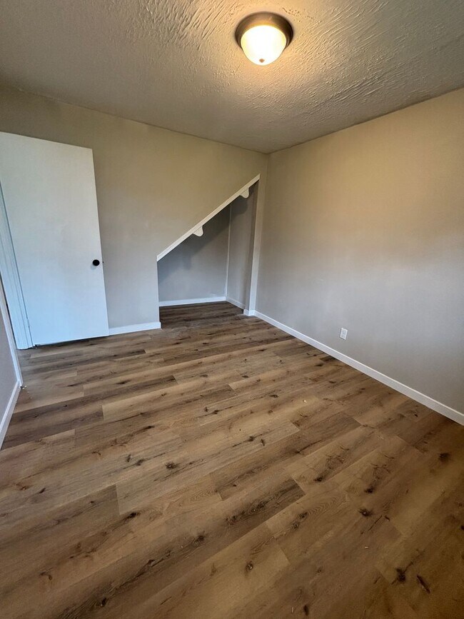 Building Photo - Newly Renovated 2 Bed 1 Bath Apt Move In Special!!