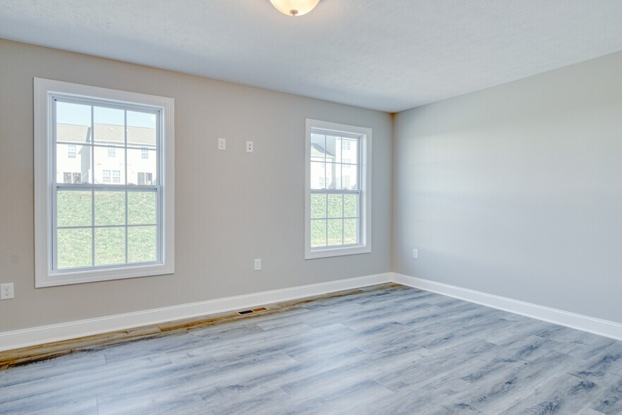 Building Photo - 220 Twisted Oak Dr NW