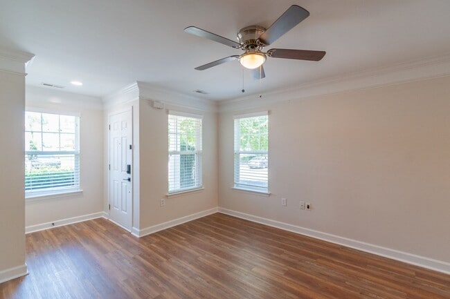 Building Photo - Charming End-Unit Townhome with Prime Loca...