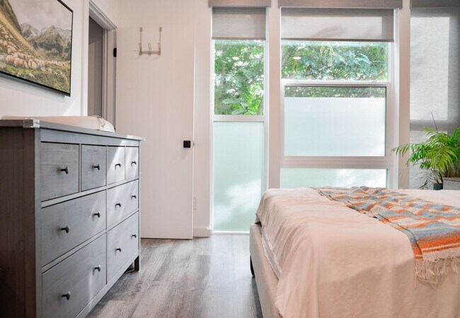 Building Photo - Modern 3 bed/ 2.5 bath townhome in Ballard!