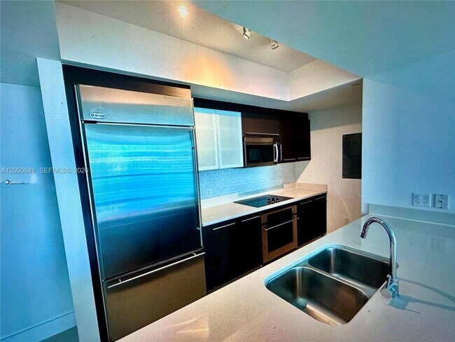 Building Photo - 500 Brickell Ave
