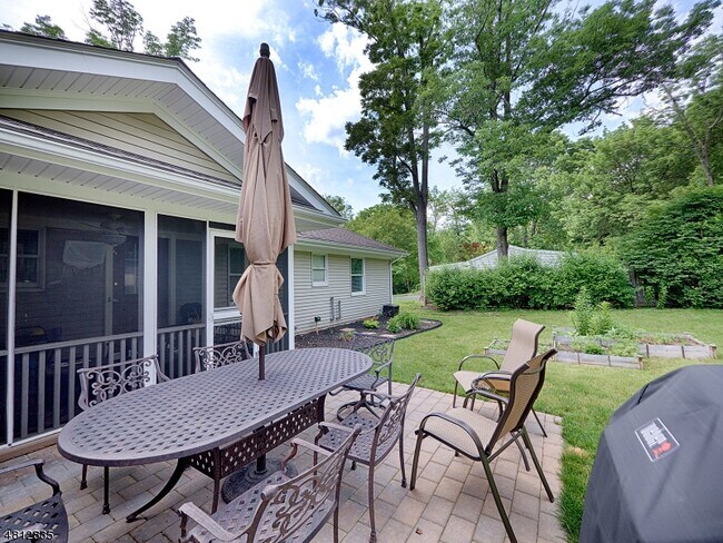 Building Photo - 32 Maple Ave