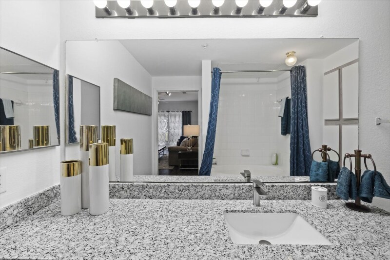 Building Photo - 18200 Blanco Springs