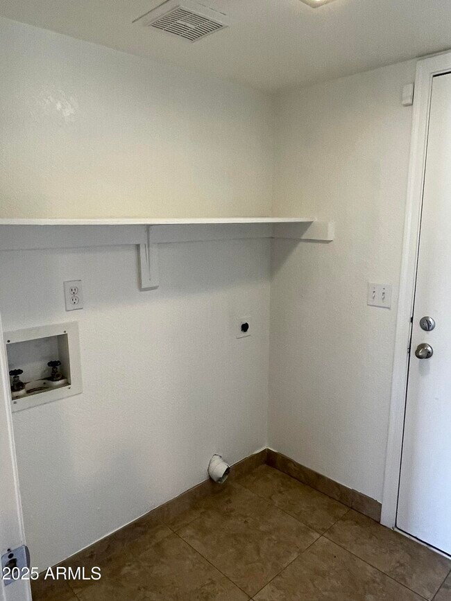 Building Photo - 6502 W Paradise Ln